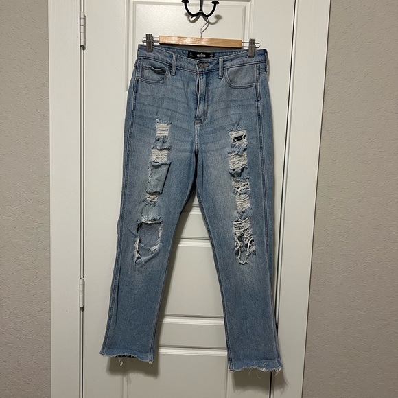 Hollister Ultra High-Rise Mom Jean - Picture 4 of 8